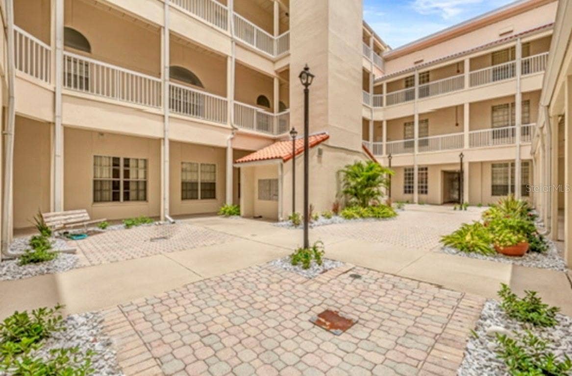 701 MIRROR LAKE DRIVE N, #120, St Petersburg, FL 33701 Courtyard