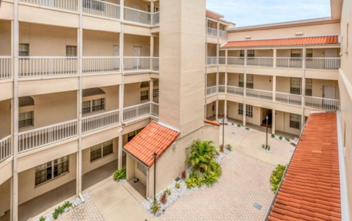 701 MIRROR LAKE DRIVE N, #120, St Petersburg, FL 33701 Courtyard