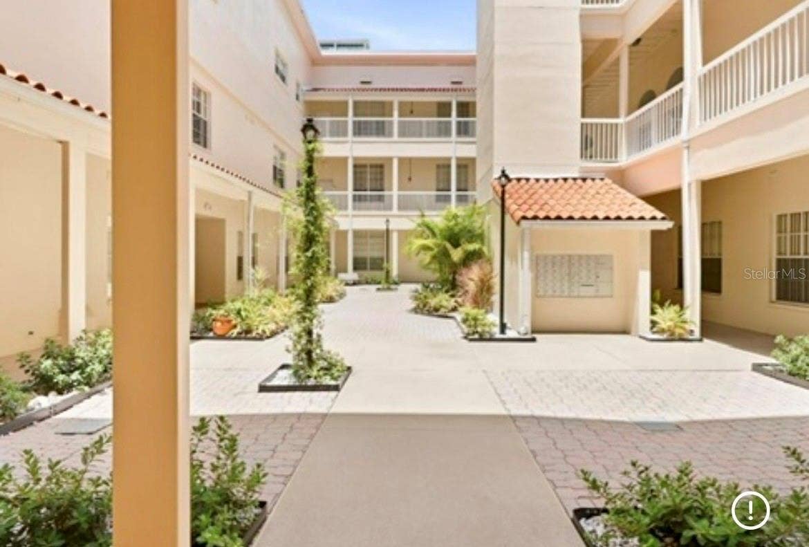 701 MIRROR LAKE DRIVE N, #120, St Petersburg, FL 33701 Courtyard