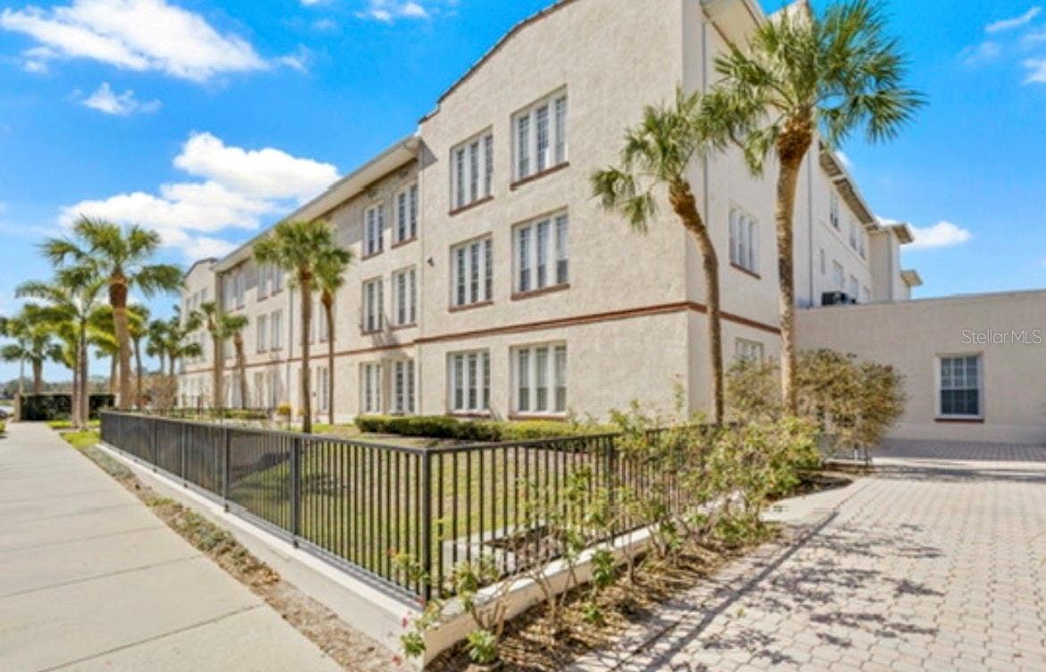 701 MIRROR LAKE DRIVE N, #120, St Petersburg, FL 33701 Side Corner of the Property
