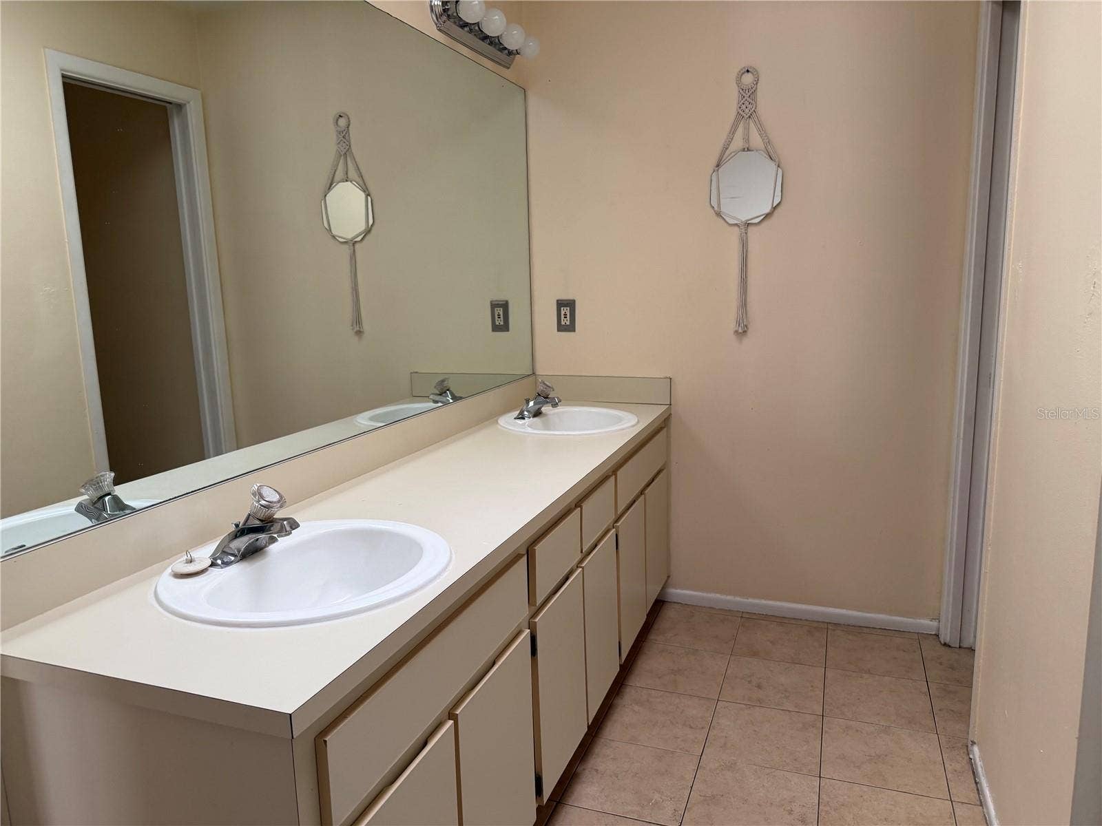 13811 LAZY OAK DRIVE, #21, Tampa, FL 33613 Primary Bathroom