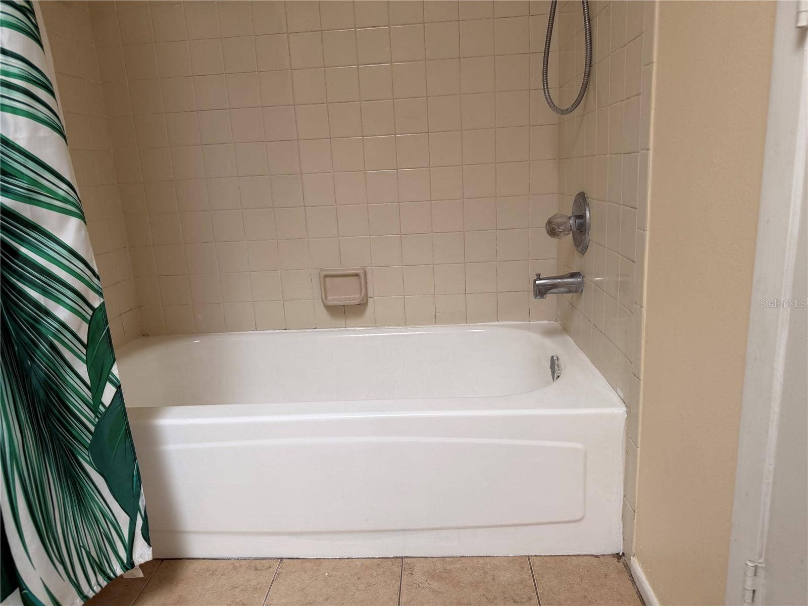 13811 LAZY OAK DRIVE, #21, Tampa, FL 33613 Primary Bathroom Tub/Shower Combo