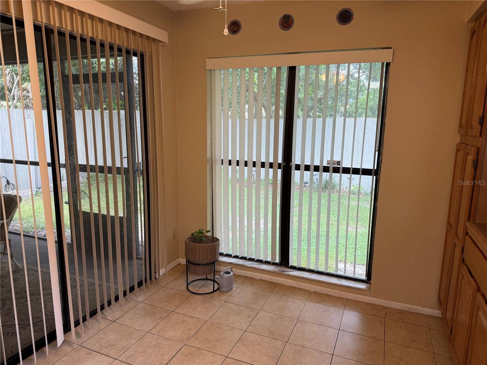 13811 LAZY OAK DRIVE, #21, Tampa, FL 33613 Eat in area
