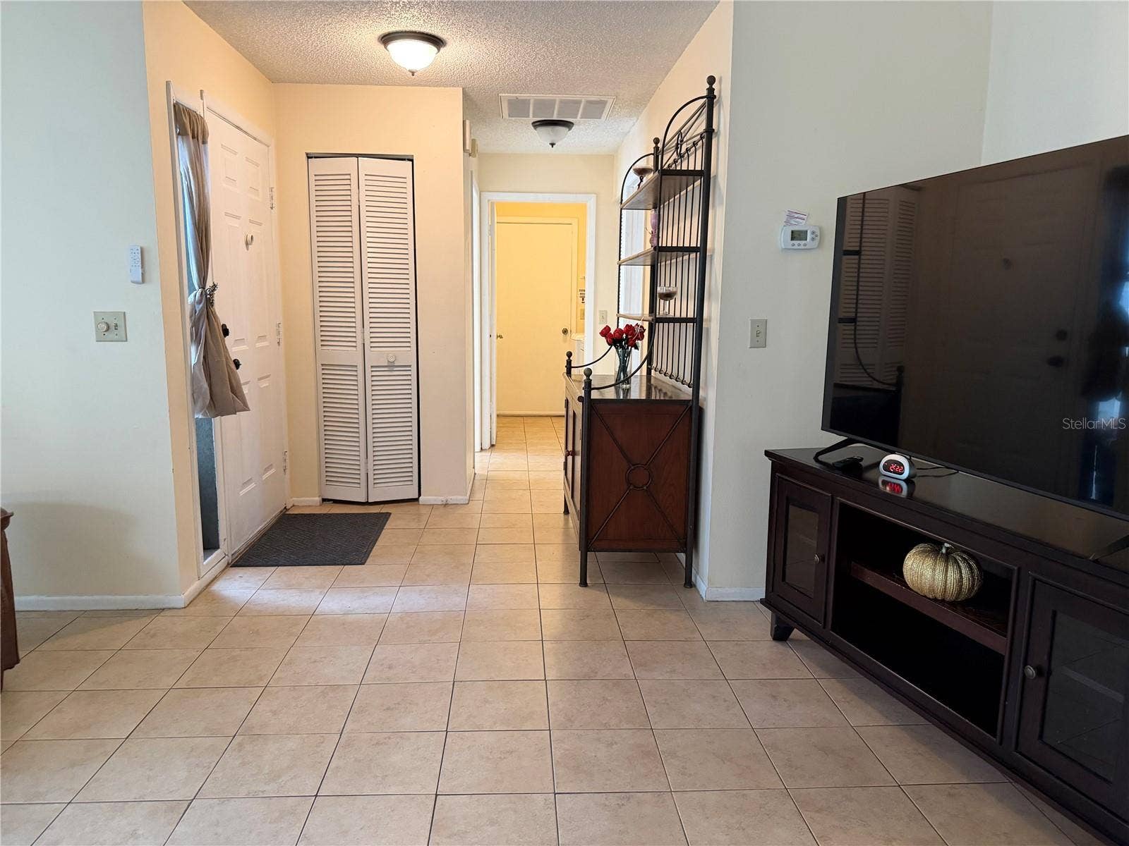 13811 LAZY OAK DRIVE, #21, Tampa, FL 33613 Living Room towards foyer