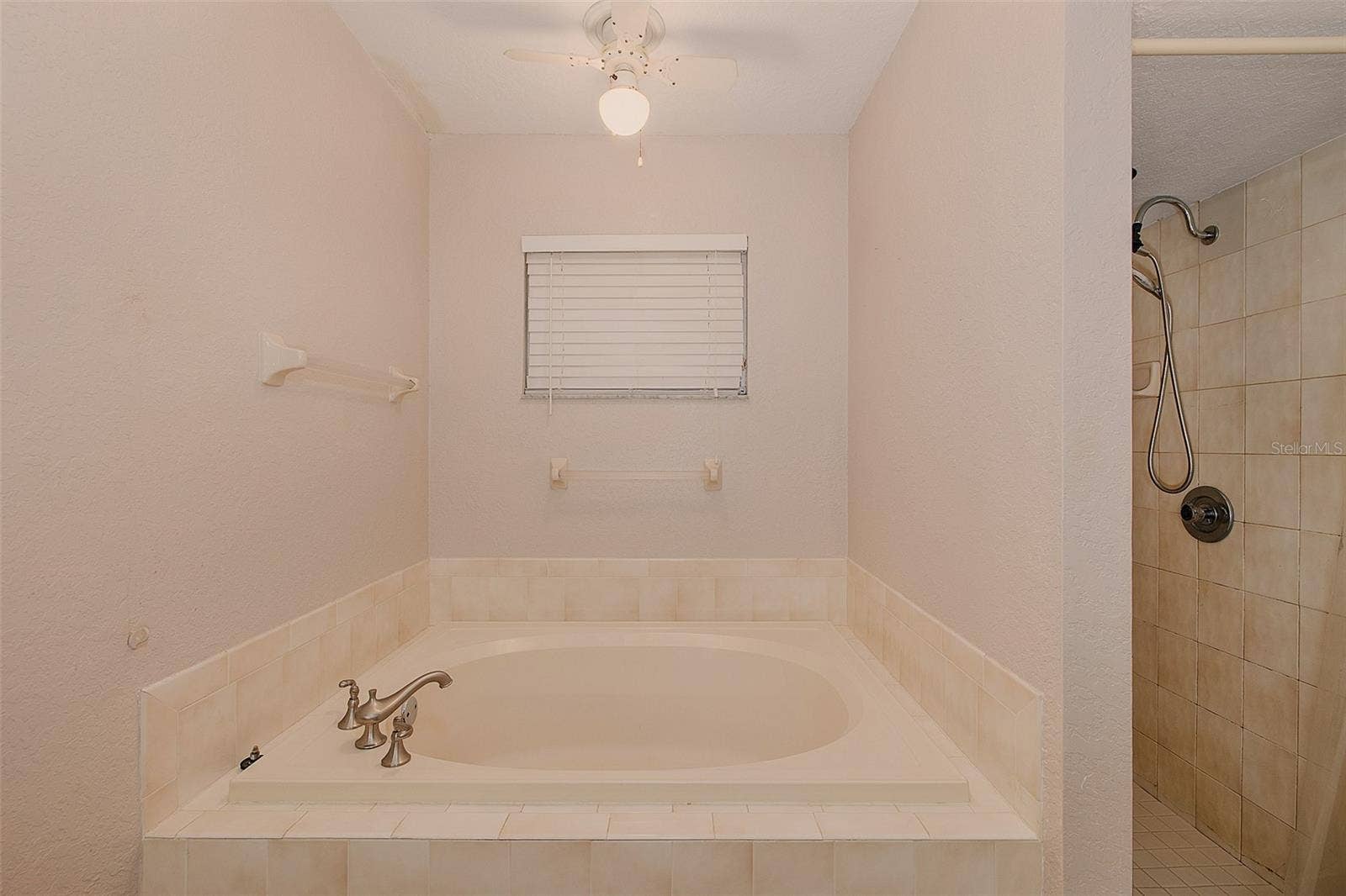 4622 SAWGRASS BOULEVARD, New Port Richey, FL 34653 Garden tub