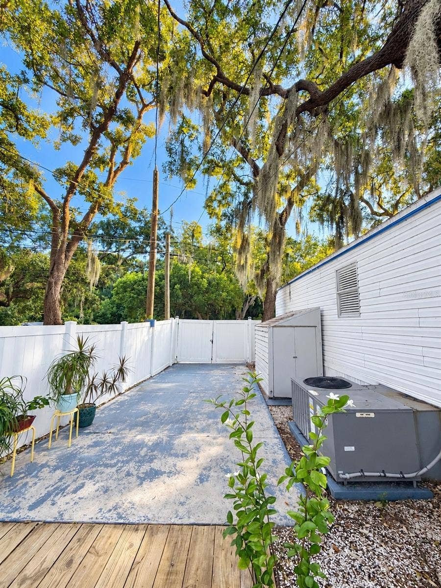 1301 LIVE OAK PARKWAY, Tarpon Springs, FL 34689 1301 LIVE OAK PARKWAY, Tarpon Springs, FL 34689