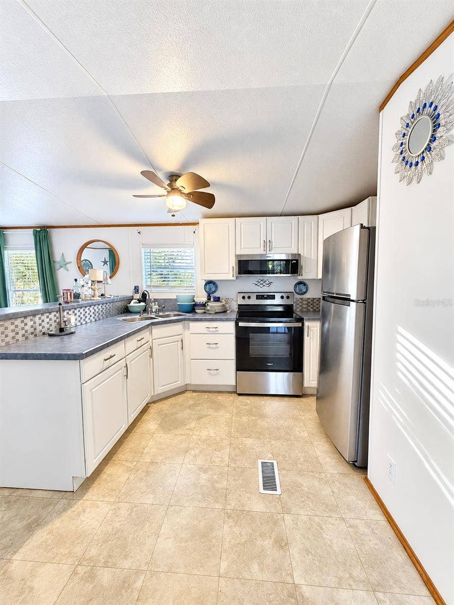 1301 LIVE OAK PARKWAY, Tarpon Springs, FL 34689 Kitchen