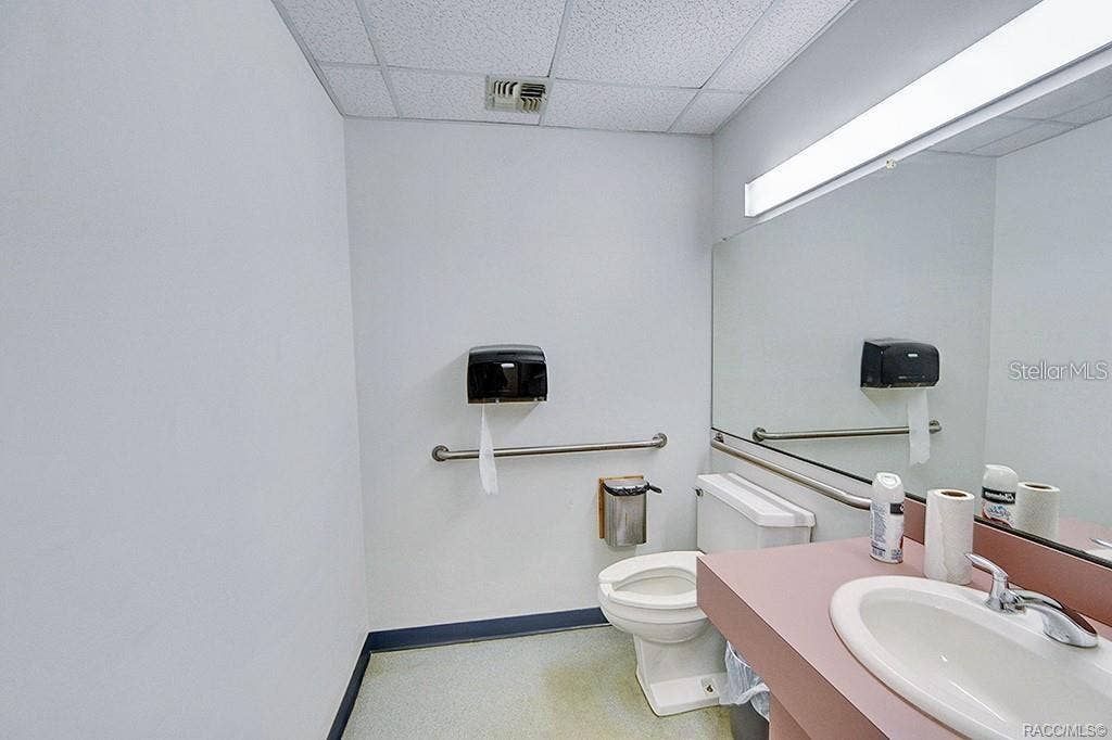 10241 N FLORIDA AVENUE, Citrus Springs, FL 34434 Second restroom with existing fixtures.