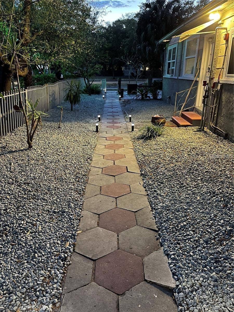 527 8TH STREET N, St Petersburg, FL 33701 527 8TH STREET N, St Petersburg, FL 33701