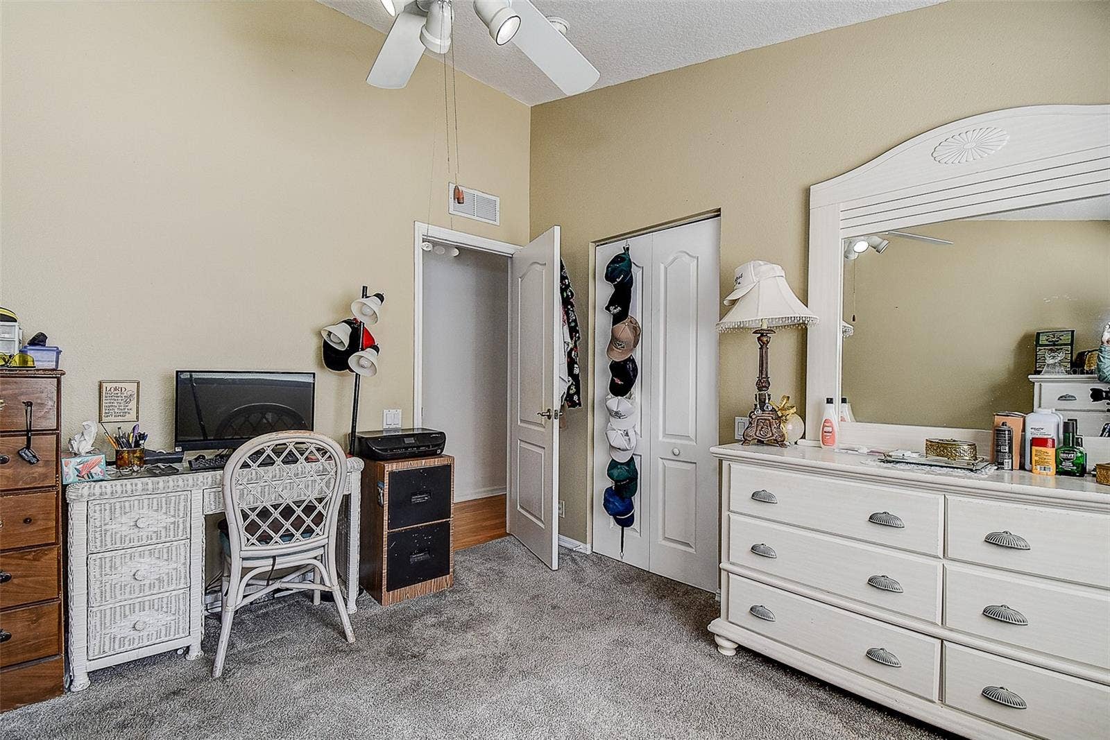 624 N LAKE BOULEVARD, Tarpon Springs, FL 34689 624 N LAKE BOULEVARD, Tarpon Springs, FL 34689
