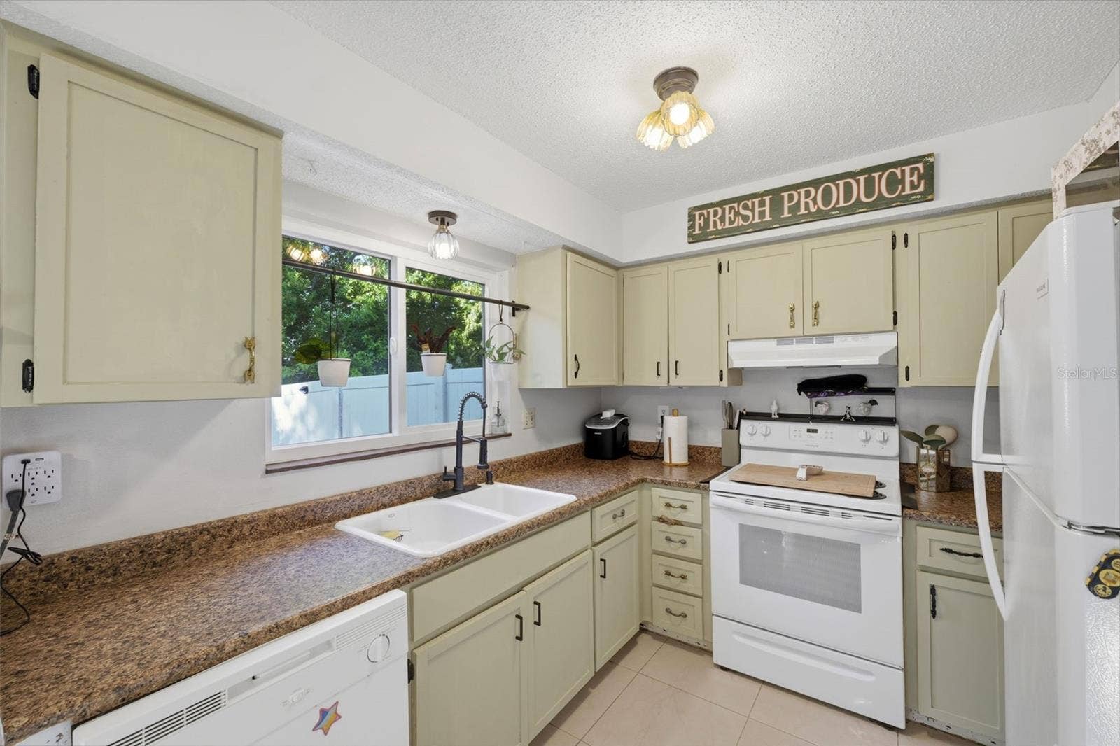 10048 AMIDON STREET, Spring Hill, FL 34608 Kitchen