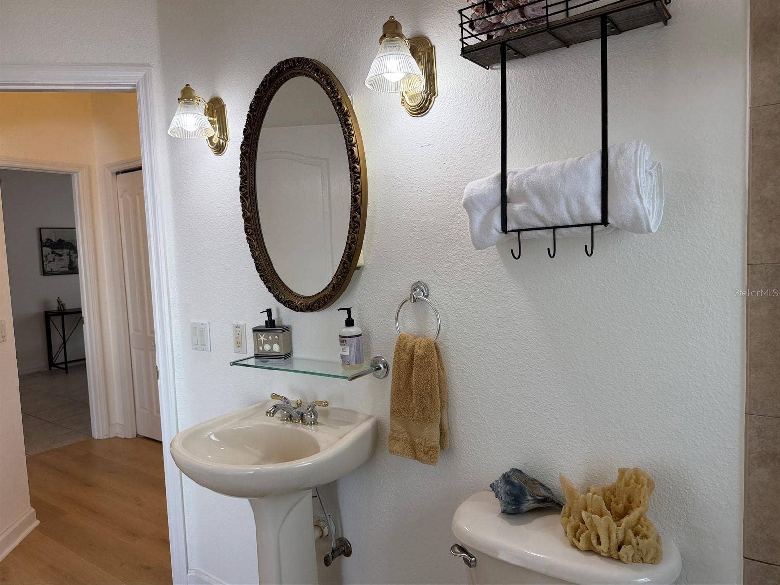 Pedestal sink