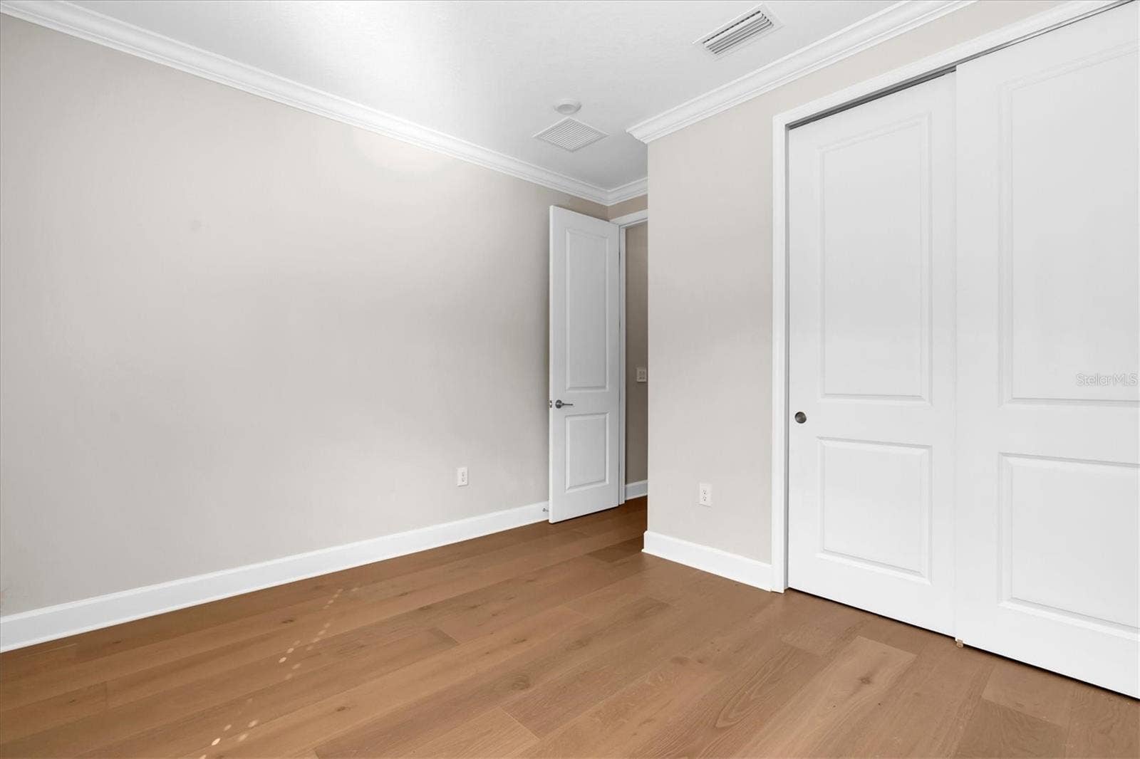 Spacious Bedroom with closet
