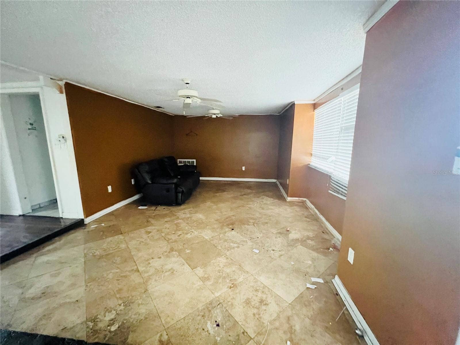 SUNKIN LIVING ROOM LARGE ENOUGHT TO CLOSE OFF TO MAKE AND EXTRA BEDROOM/OFFICE
