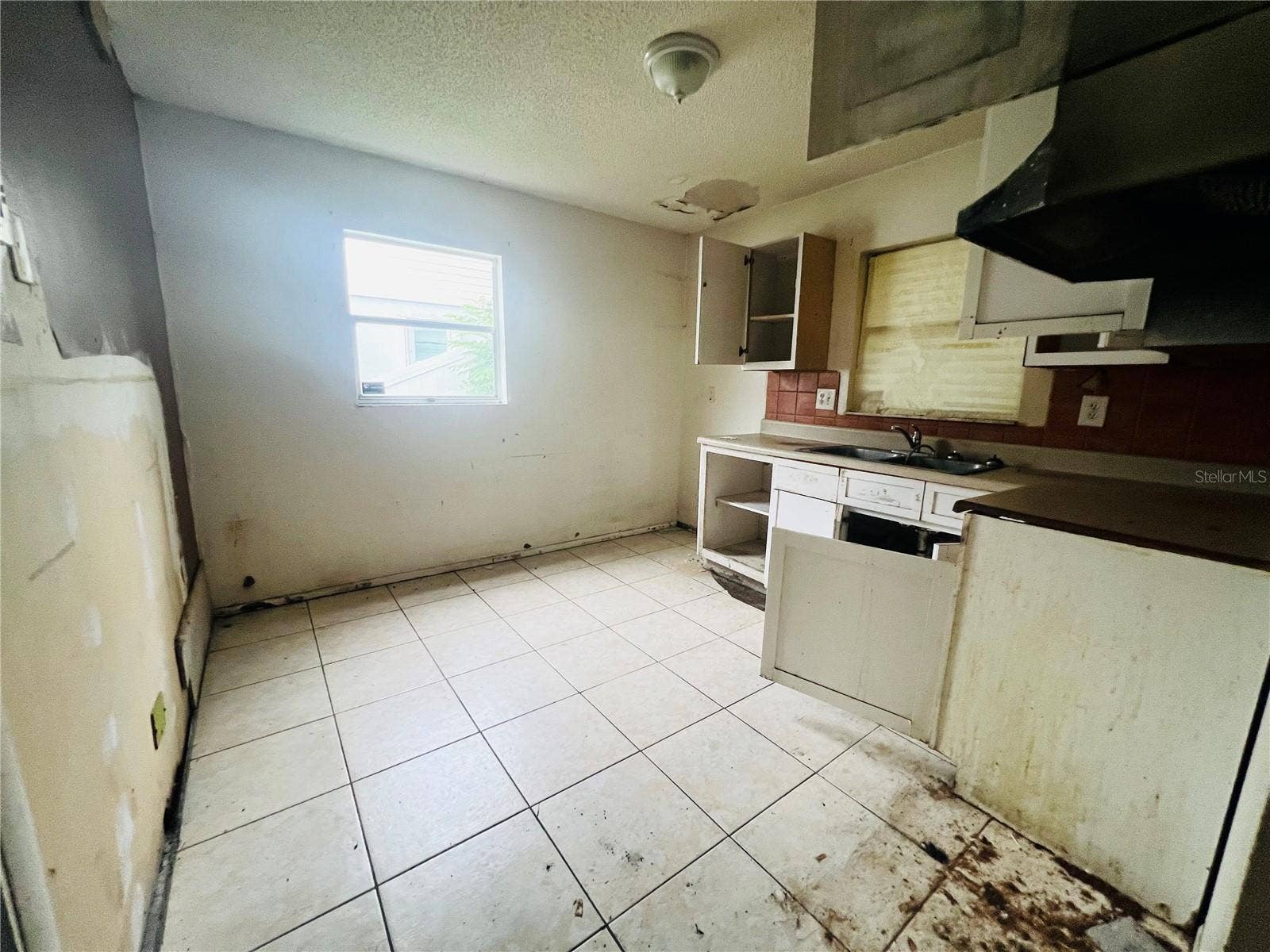 3131 CHALON STREET, New Port Richey, FL 34655 KITCHEN VIEW FROM DINING AREA