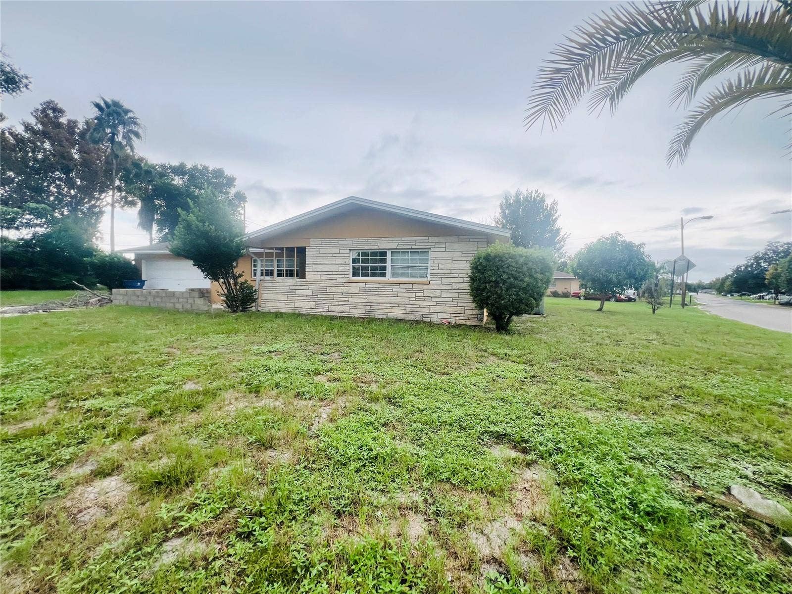 7427 JASMINE BOULEVARD, Port Richey, FL 34668 FRONT AND SIDE YARD