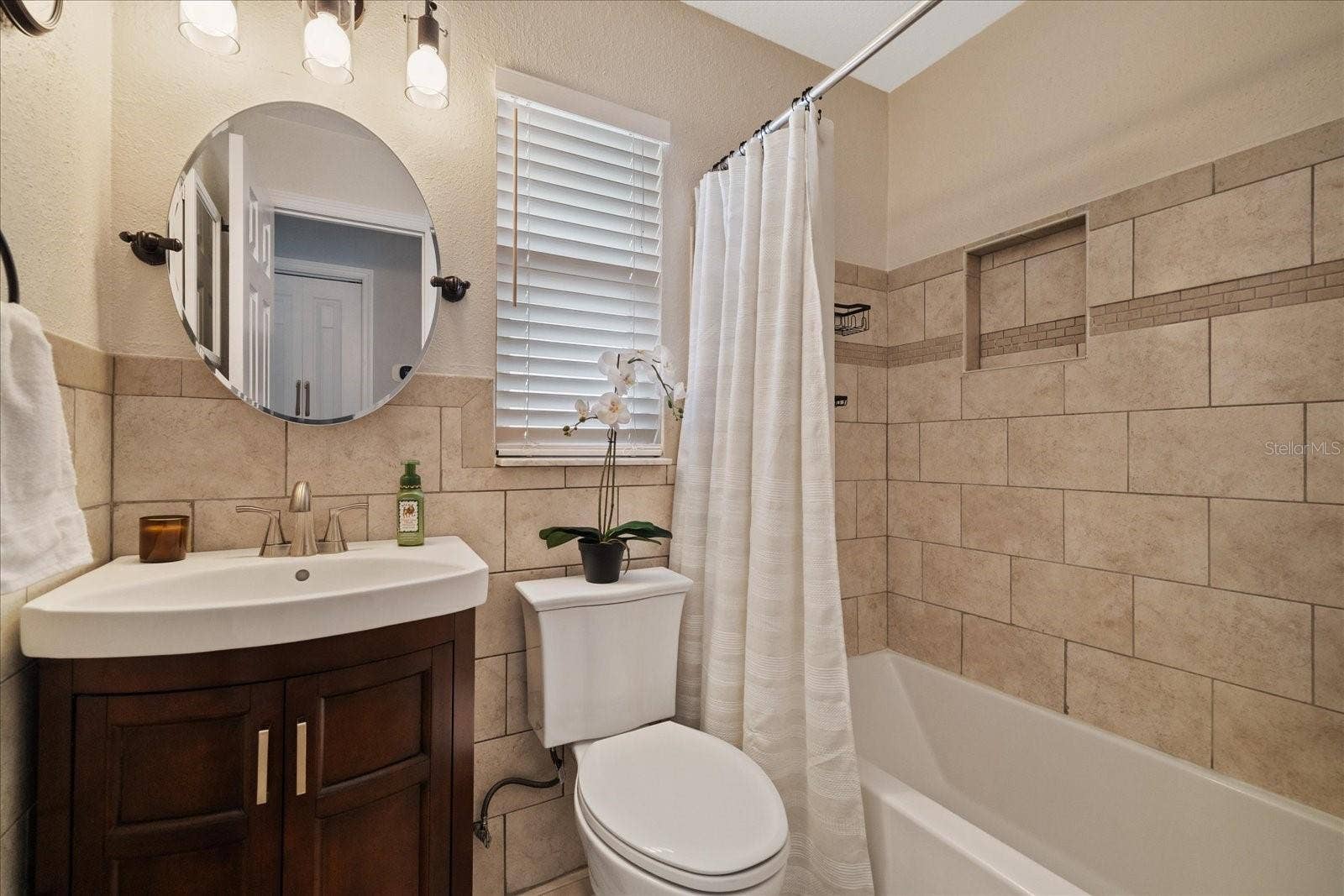 Bathroom1 has updated tub/shower combo