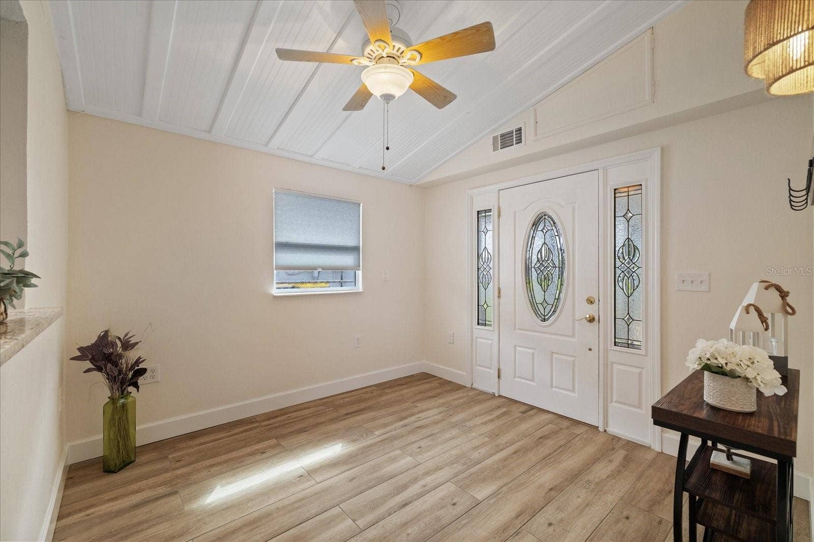 Front entryway-perfect for a reading nook