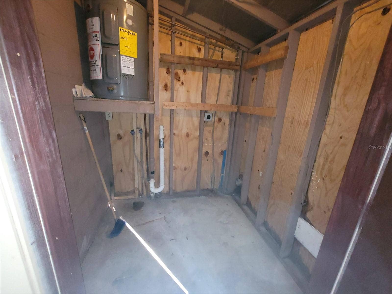 305 JERU BOULEVARD, #B, Tarpon Springs, FL 34689 Laundry closet with washer/dryer hook-ups in off of the back patio