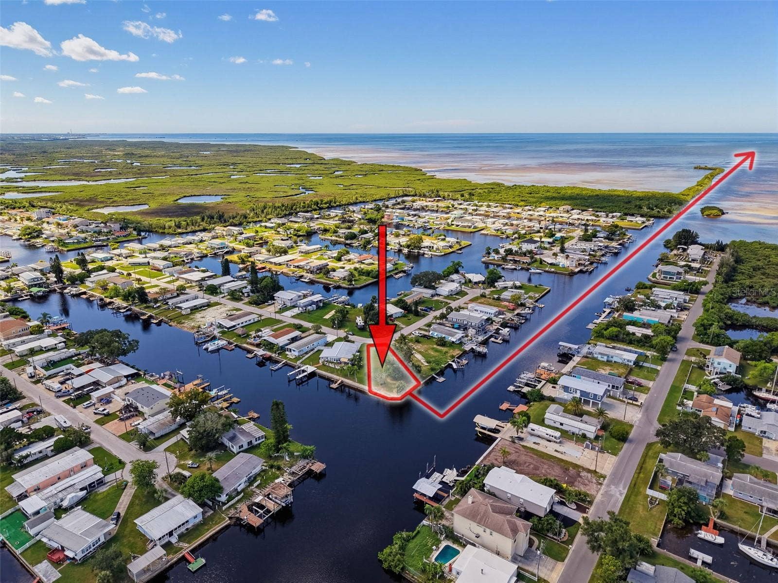 13124 CABIN COURT, Hudson, FL 34667 PICTURE THE POSSIBILITIES! Create a waterfront getaway that reflects your lifestyle!