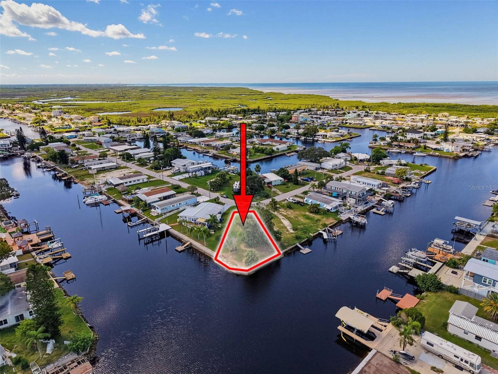 13124 CABIN COURT, Hudson, FL 34667 LOCATION, LOCATION, LOCATION! An exceptional waterfront opportunity in Signal Cove!