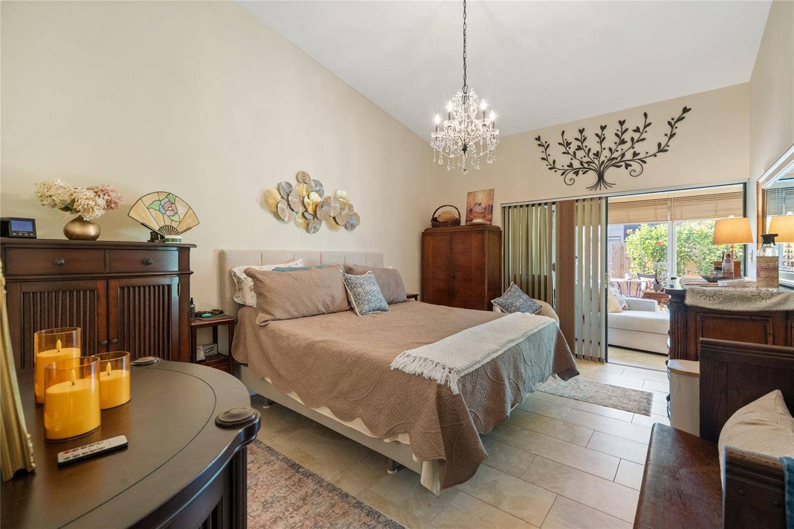 PRIMARY ENSUITE WITH SLIDING DOORS OUT TO ENCLOSED LANAI