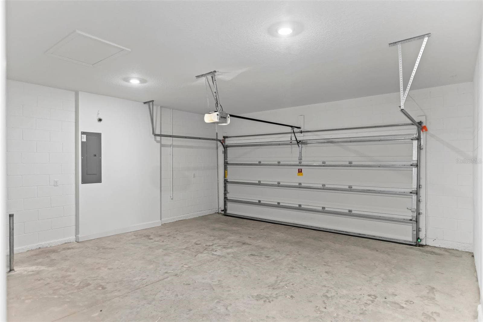 557 HAMMOCK OAKS BOULEVARD, Lady Lake, FL 32159 Garage