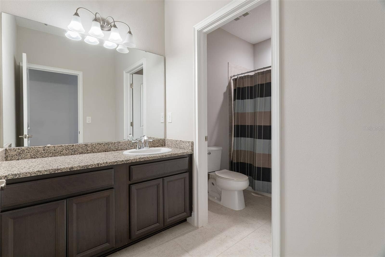 Bathroon upstairs