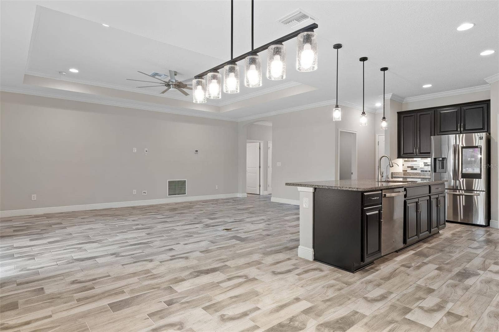 Dining to kitchen