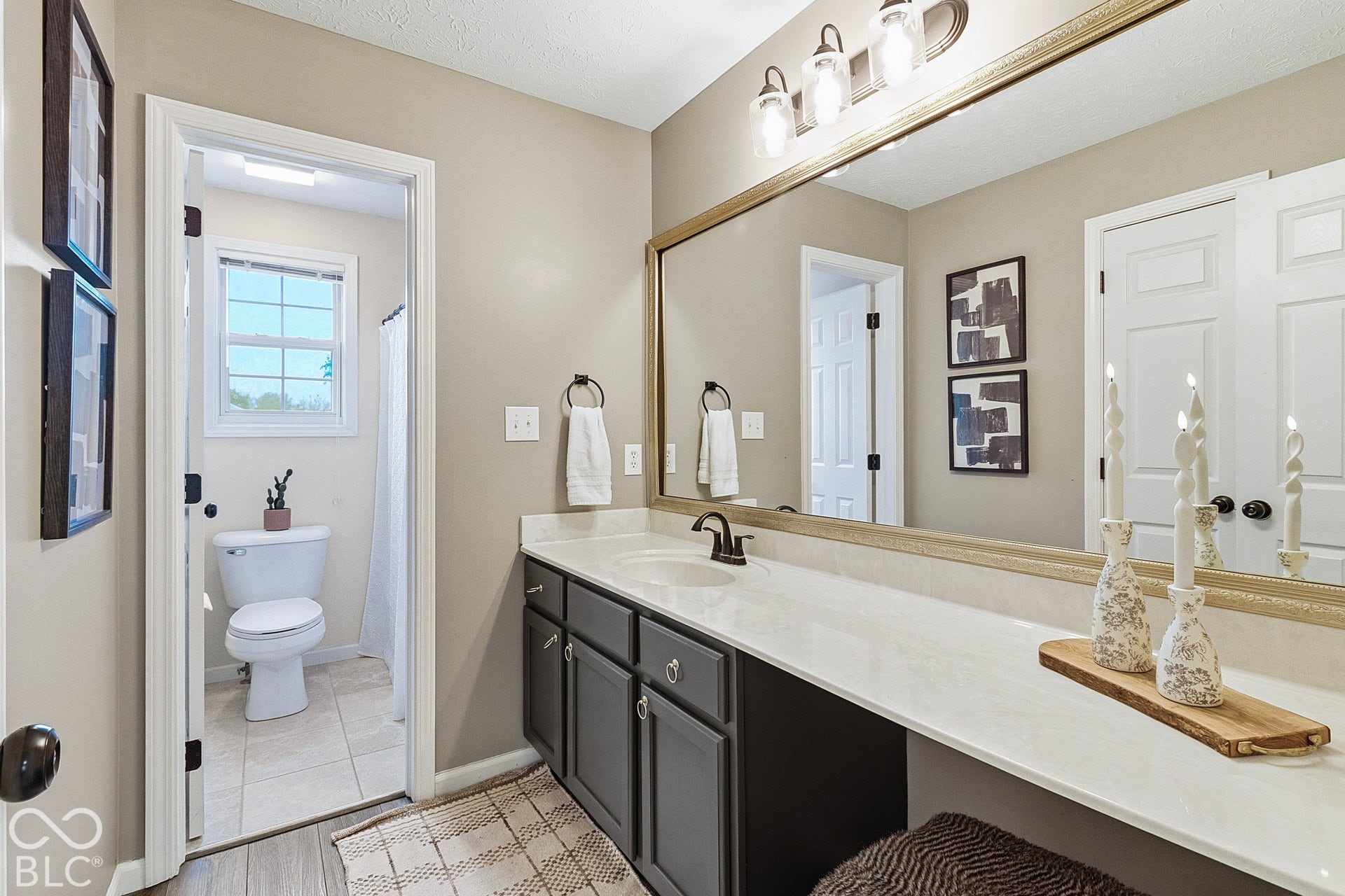 Upstairs Full Bathroom