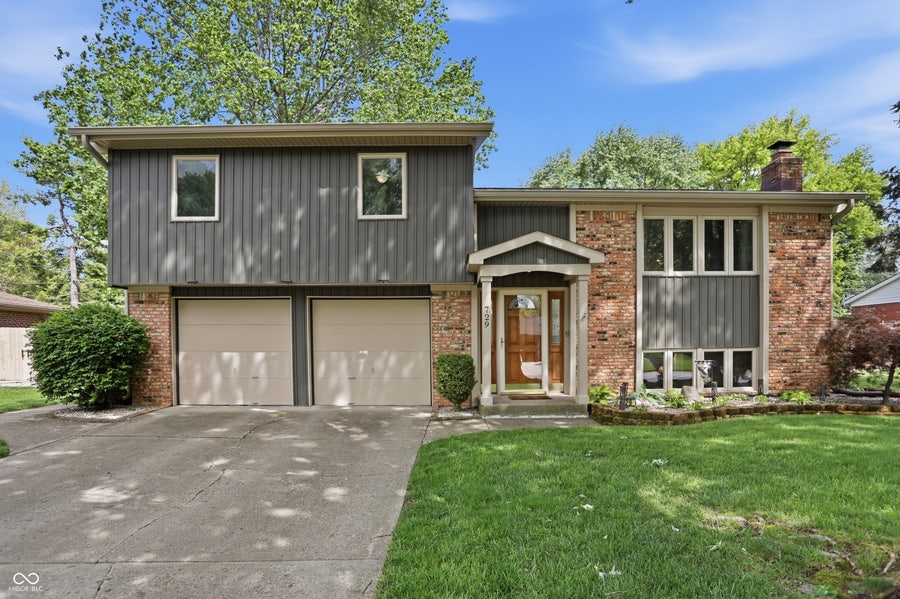 Property photo for 729 Colonial Way, Greenwood, IN