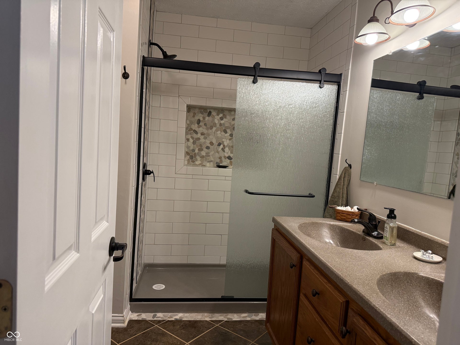 2117 Witt Road, Lebanon, IN 46052 Walk-in shower with subway tile surround and pebble tile accent niche