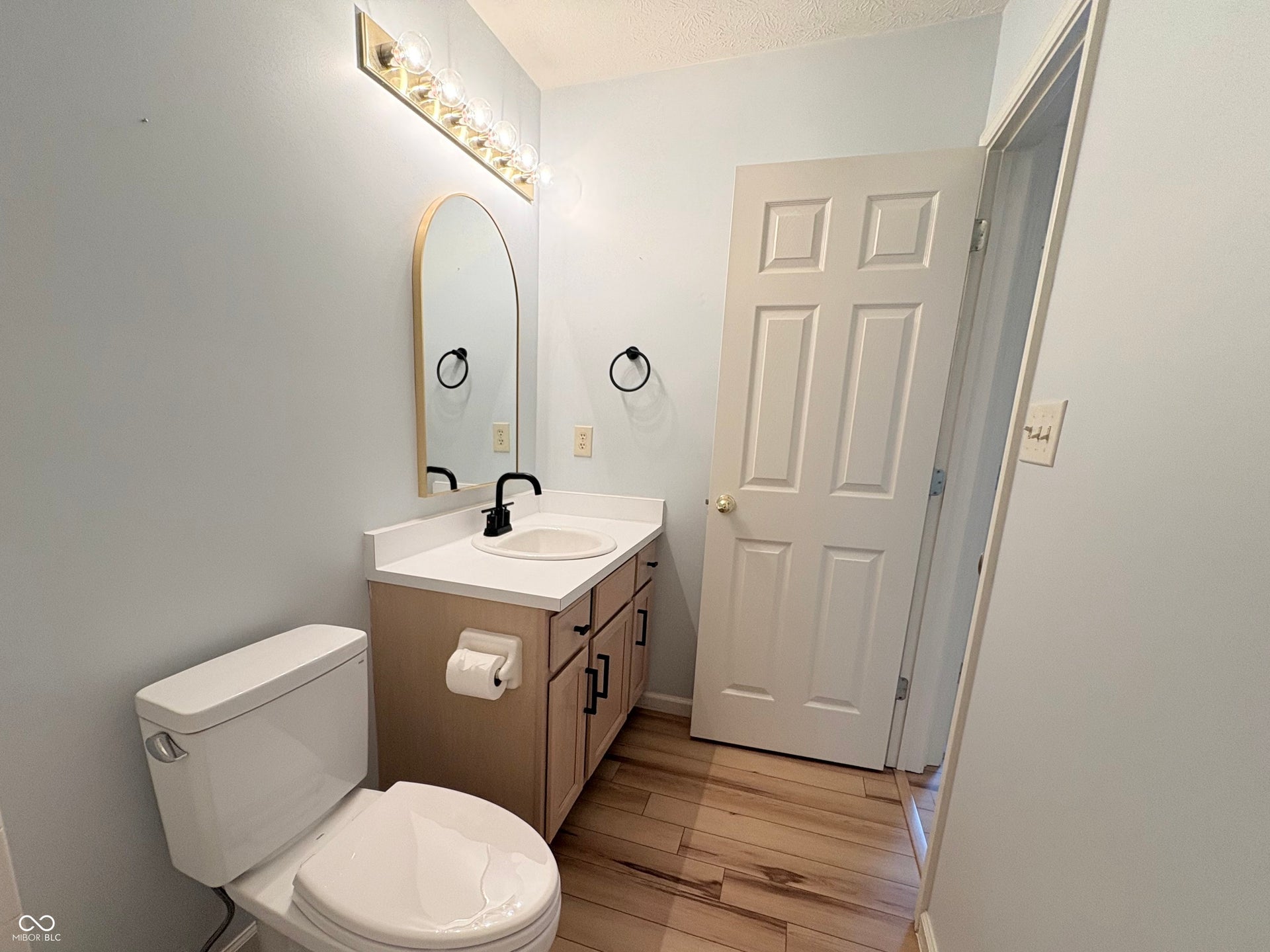 7335 Brackenwood Circle S, Indianapolis, IN 46260 7335 Brackenwood Circle S, Indianapolis, IN 46260