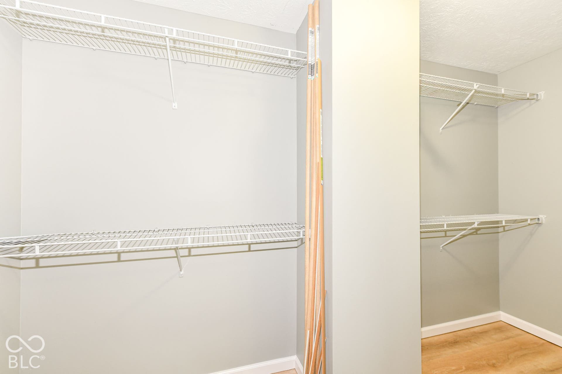 Wire shelving system with multiple levels