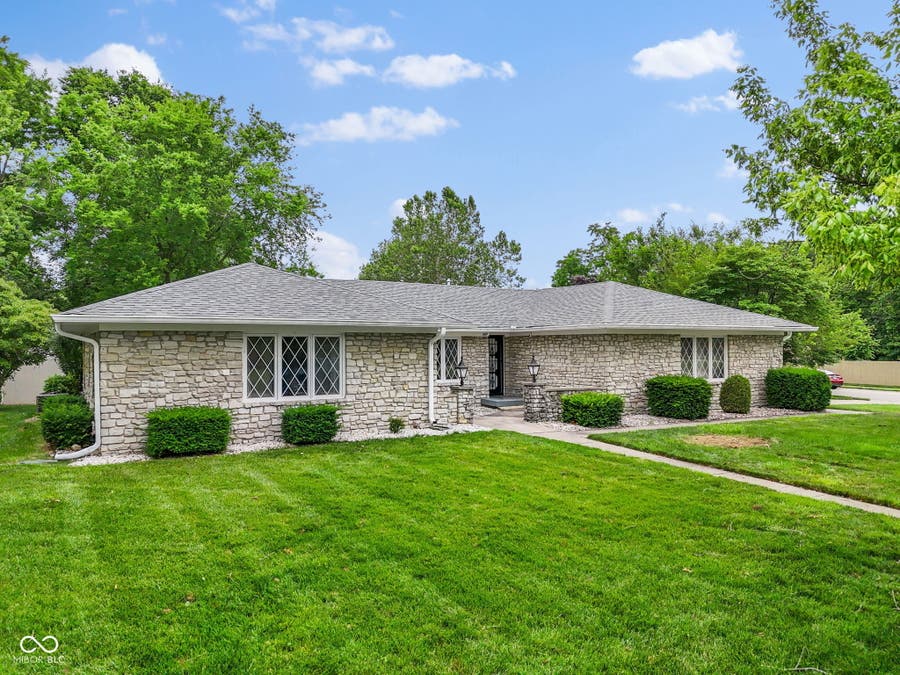 Property photo for 869 Briarwood Drive, Greenwood, IN