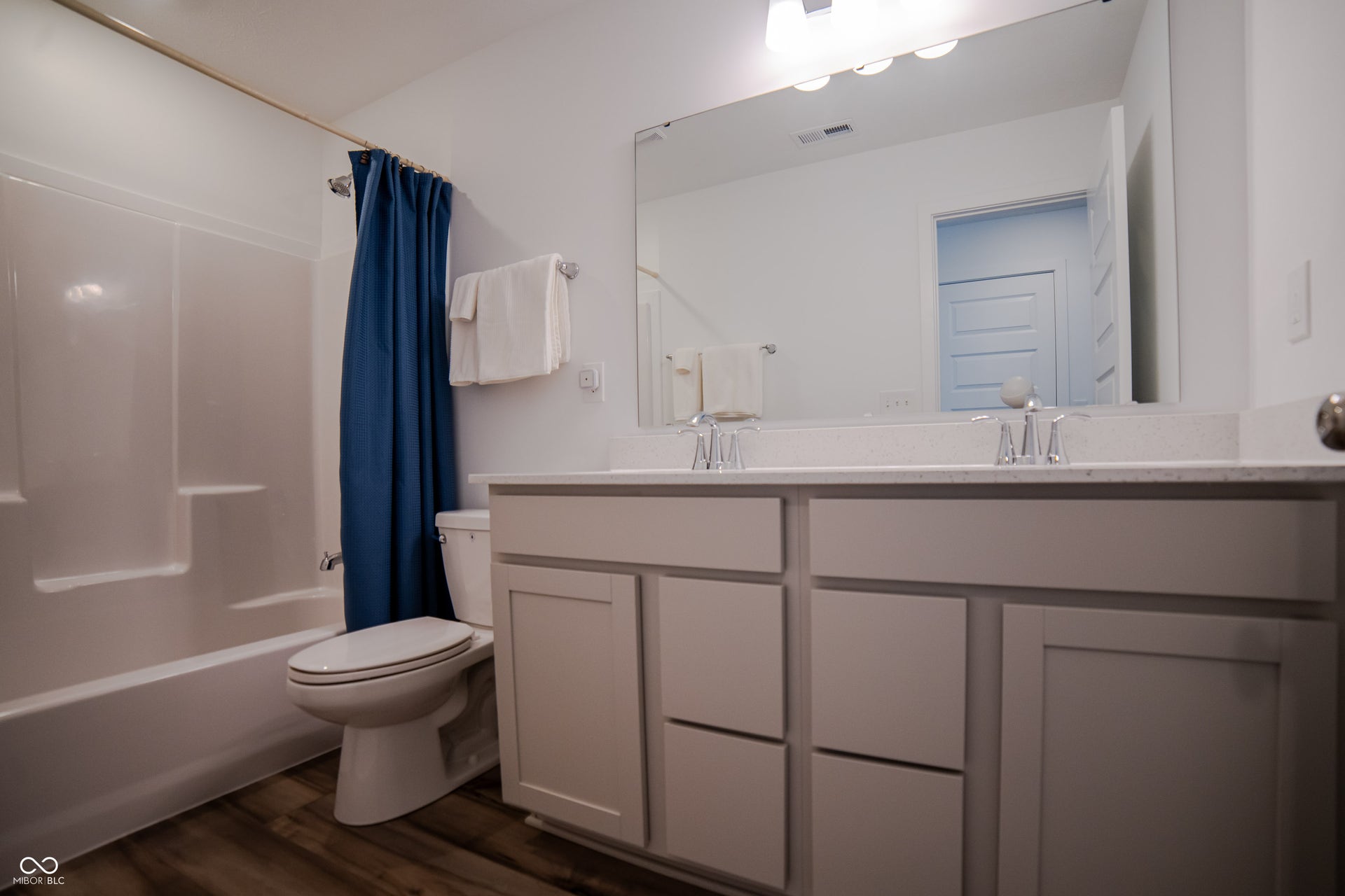 Second full bath upstairs!
