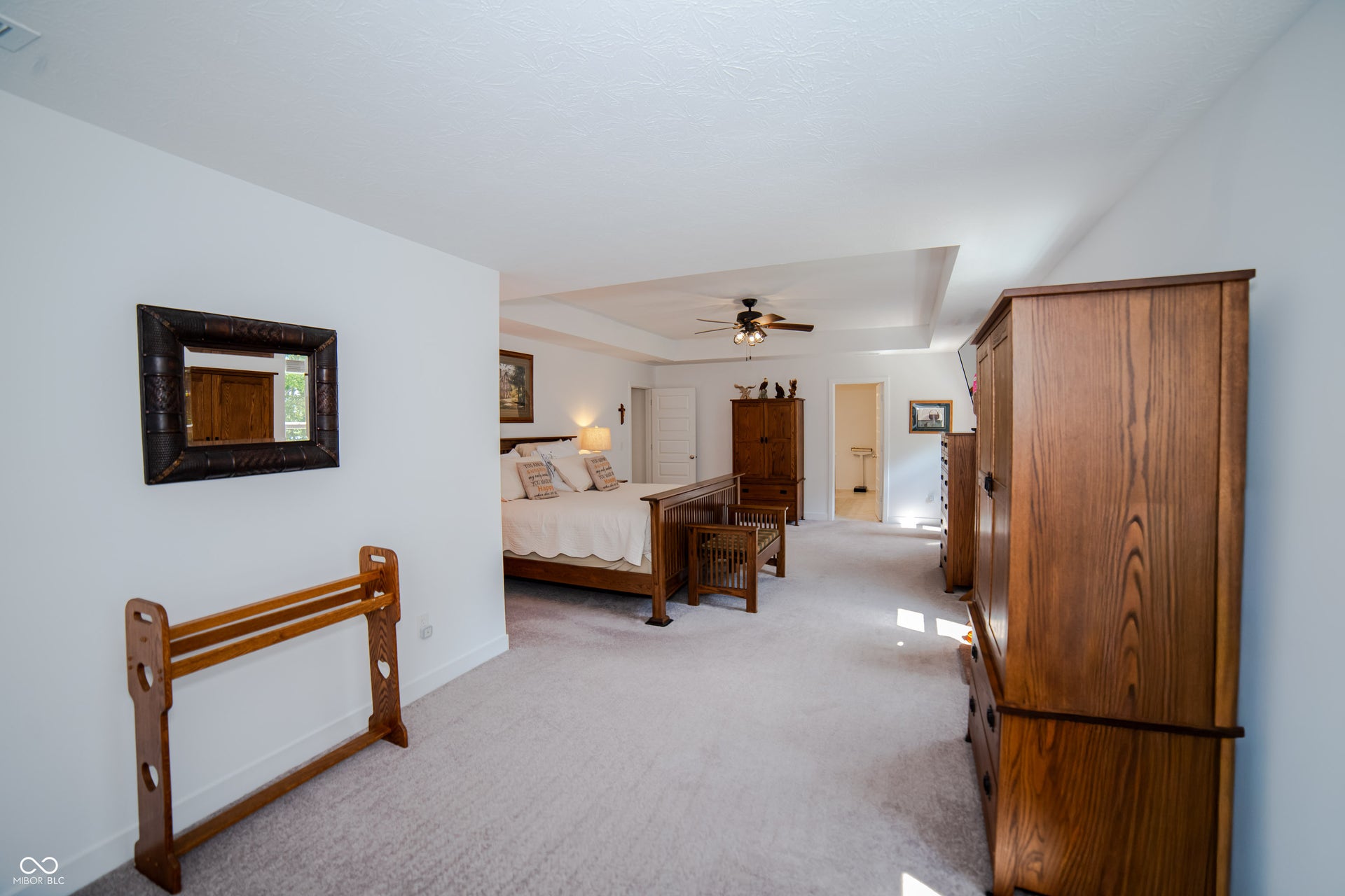 Spacious sitting room within the primary suite!