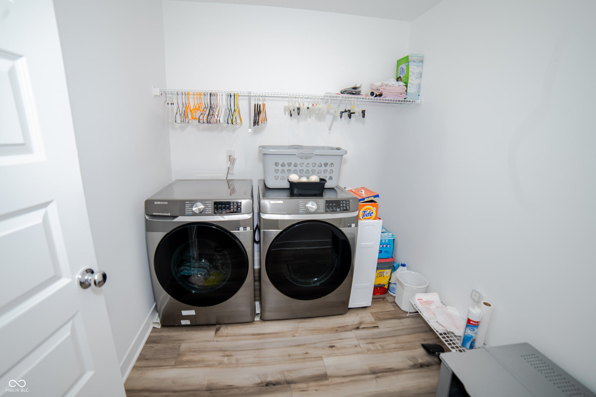 Convenient, upstairs laundry room! Washer & Dryer stay!