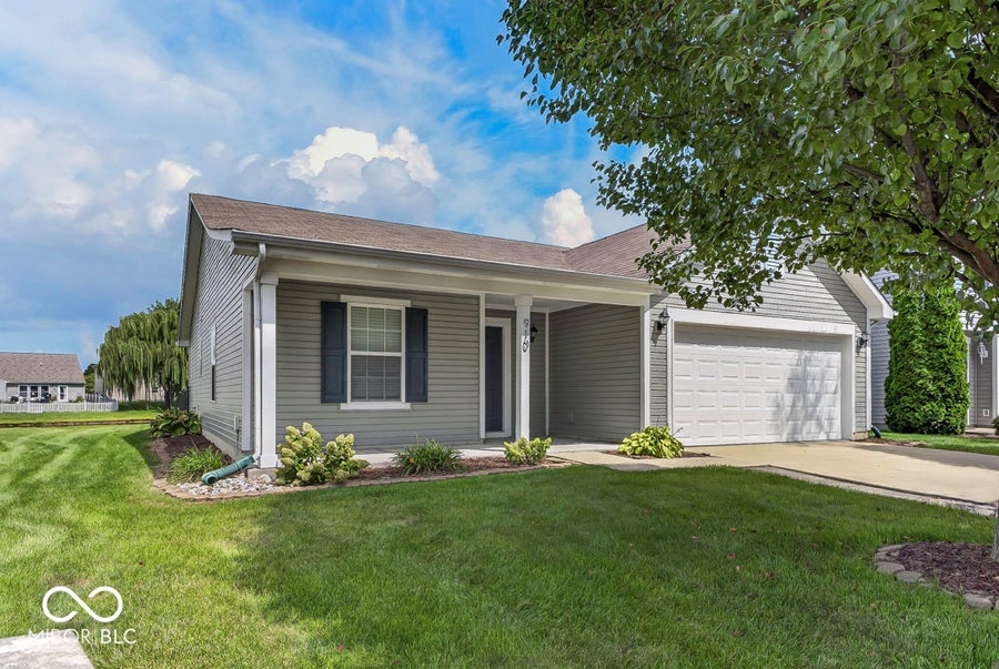 Property photo for 910 Stonehurst Drive, Franklin, IN