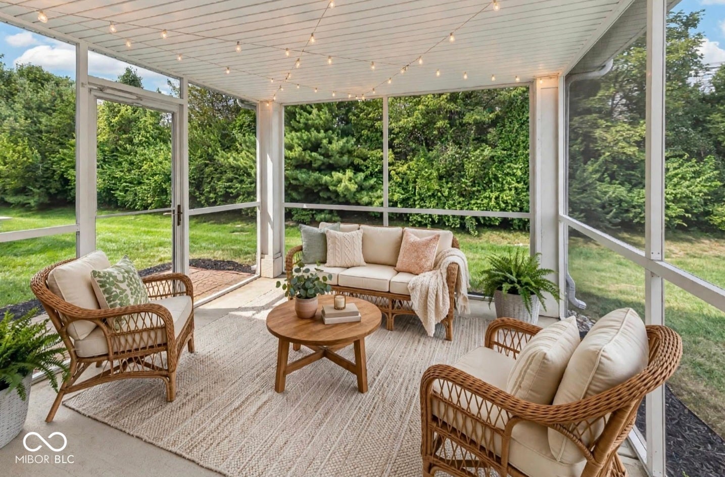 Screened porch with concrete flooring and a white paneled ceiling