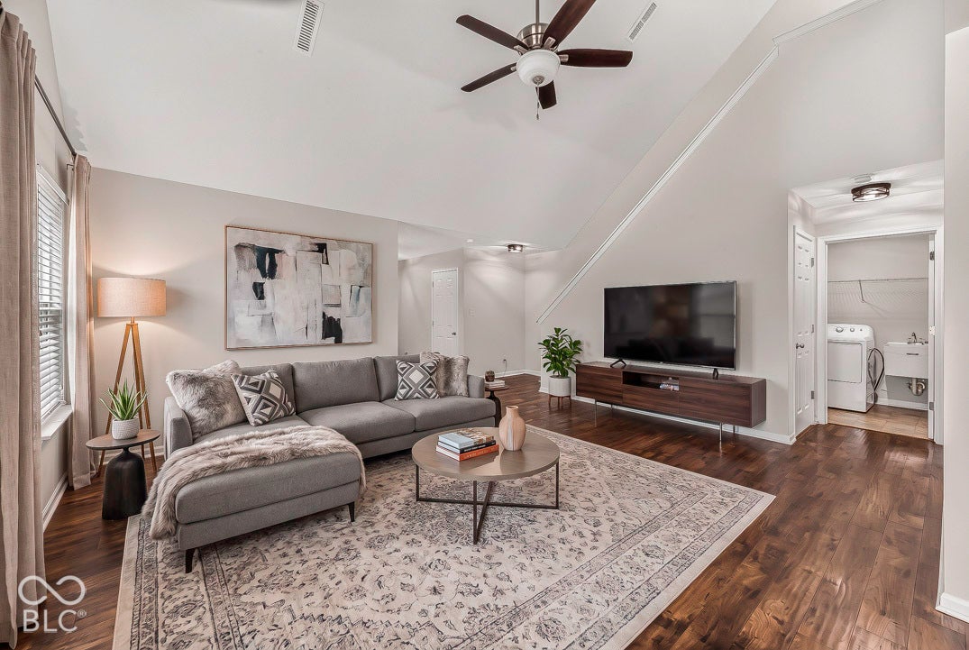 Vaulted ceiling, ceiling fan, wood-finish flooring, window blinds, and recessed lighting
