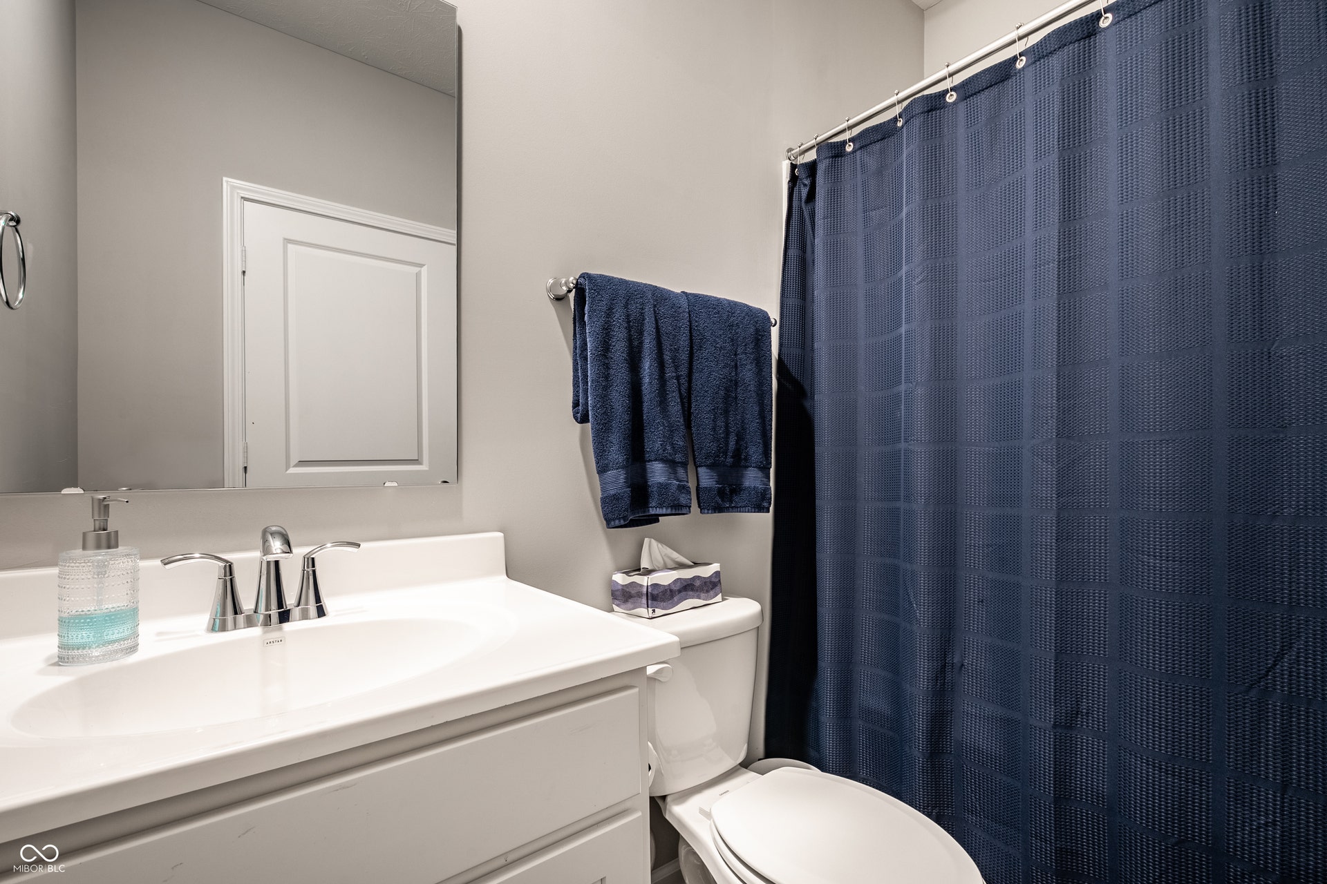 Main level full bath