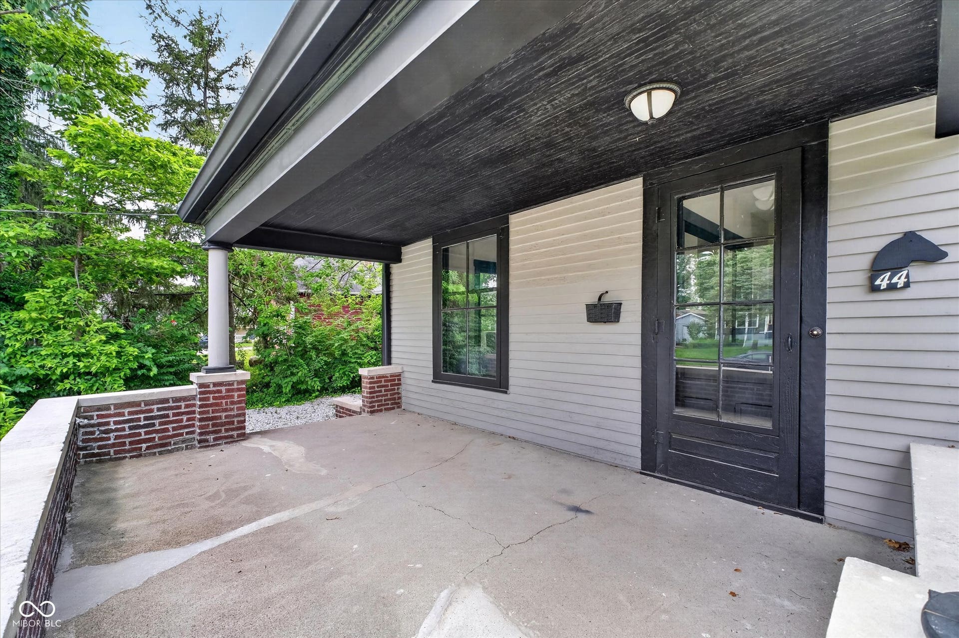 Lage front porch