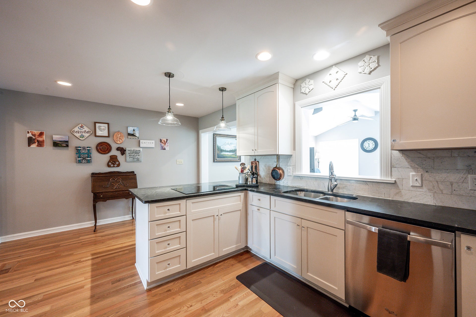 Induction Cooktop, SS Appliances, pass through to Family Room