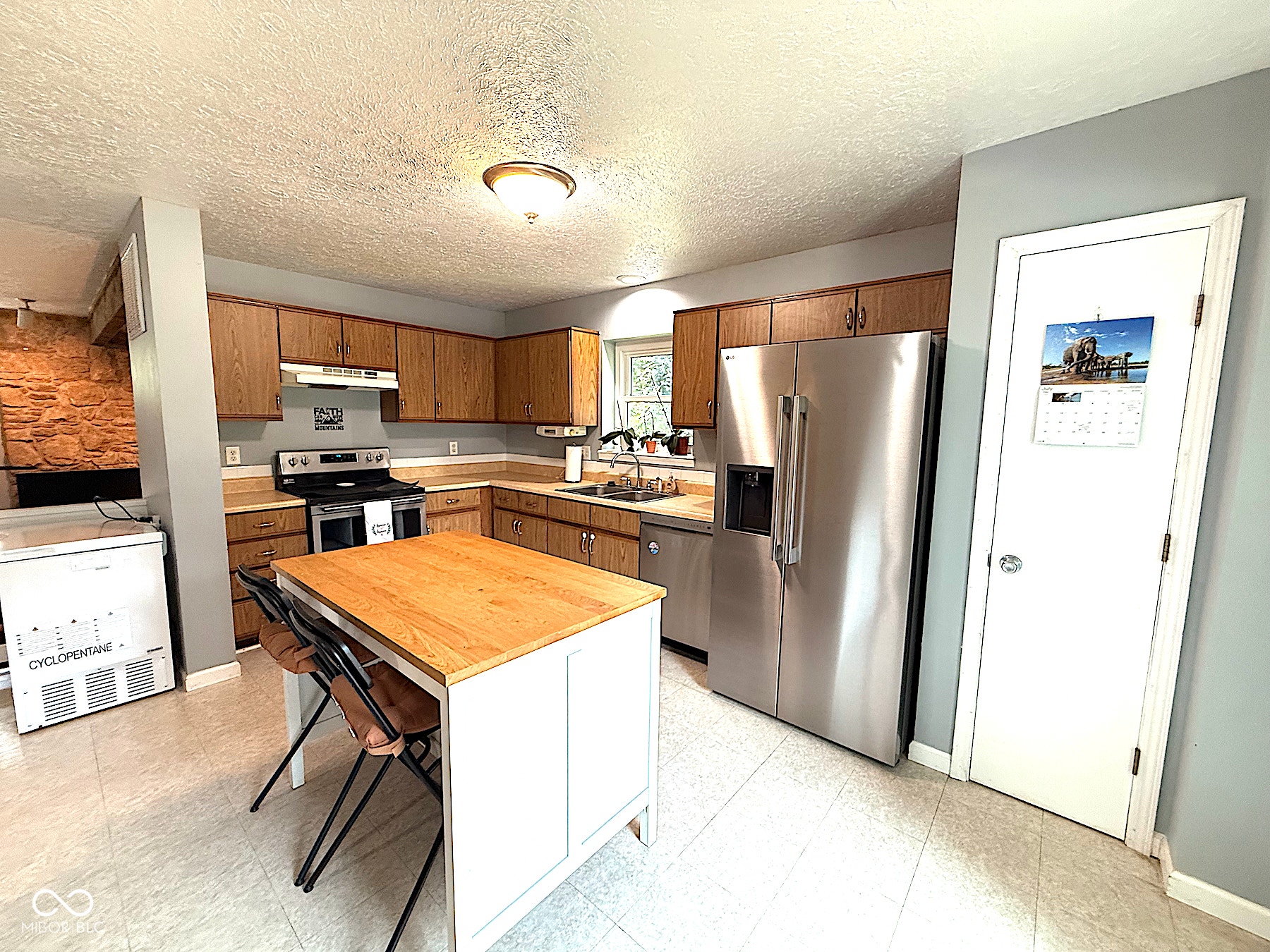 9102 Fireside, Indianapolis, IN 46250 Kitchen