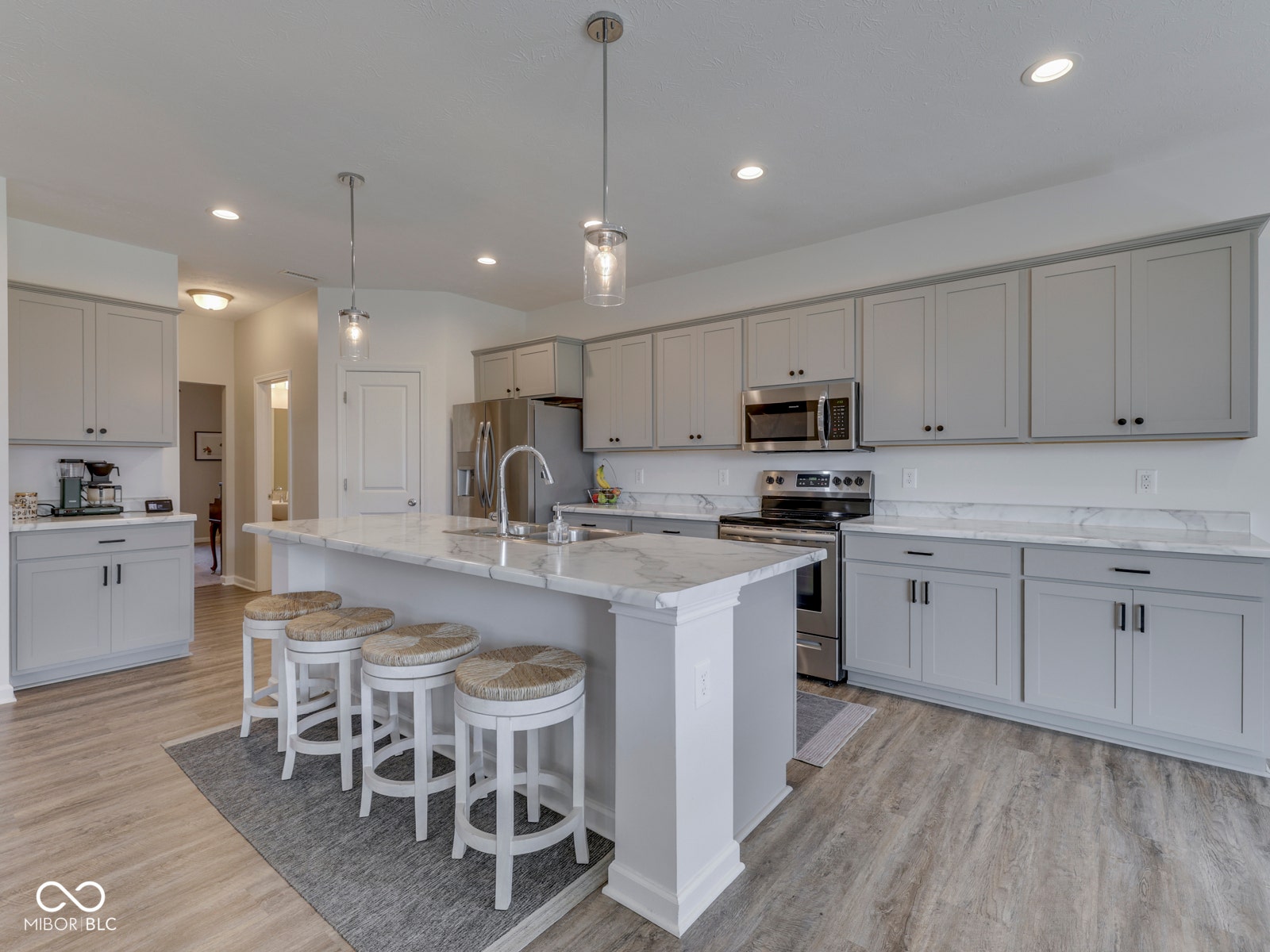 Functional kitchen - all appliances stay including W/D