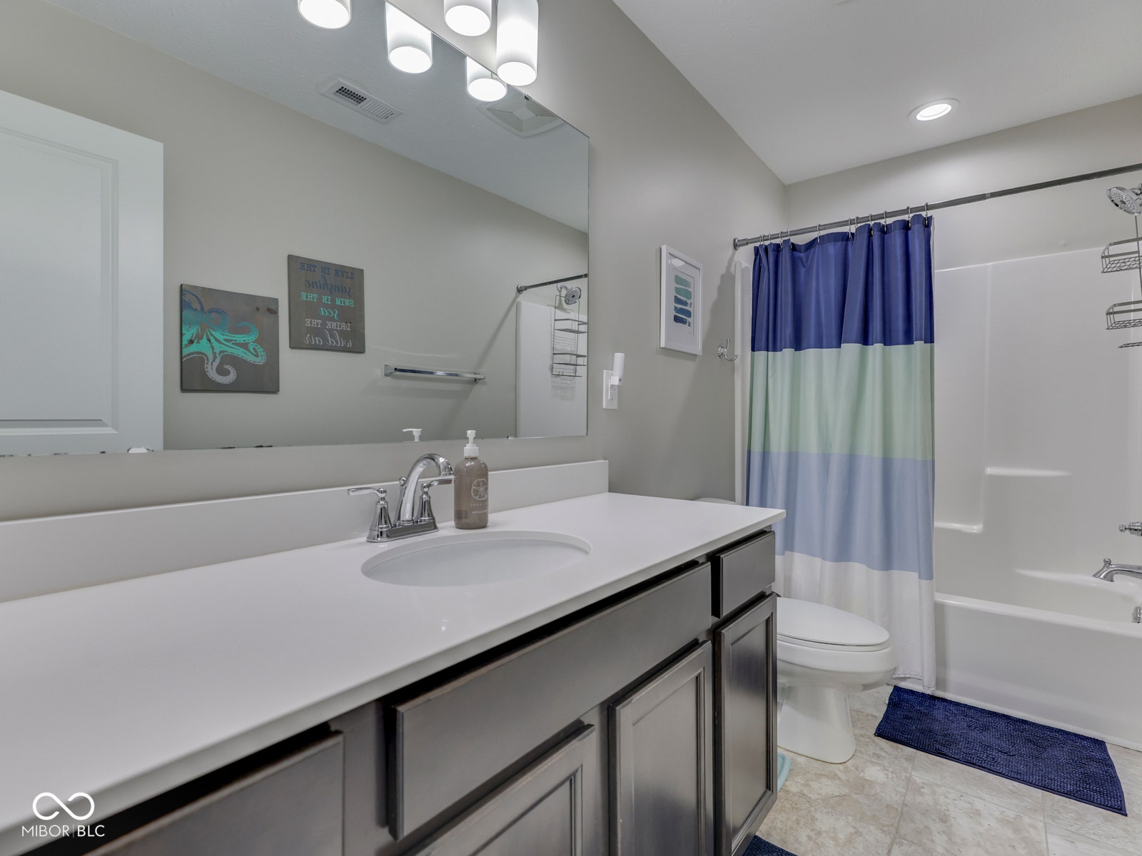 Full bath perfectly located between the bedrooms