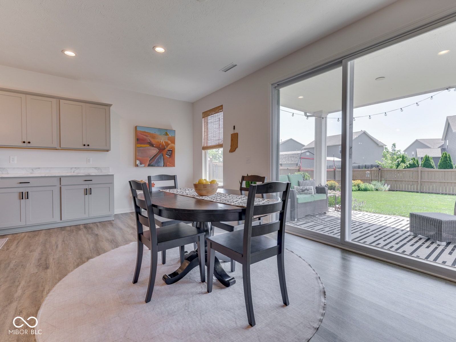 Plenty of room for family dinners w/ a view