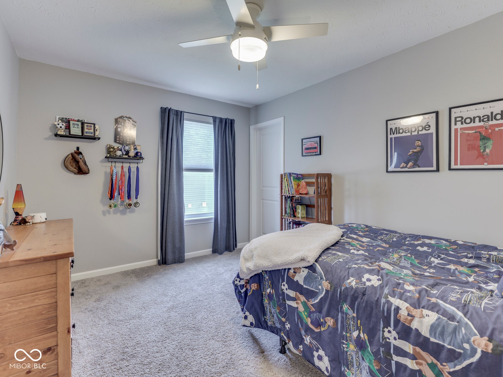 Bedroom 5 - walk-in closet