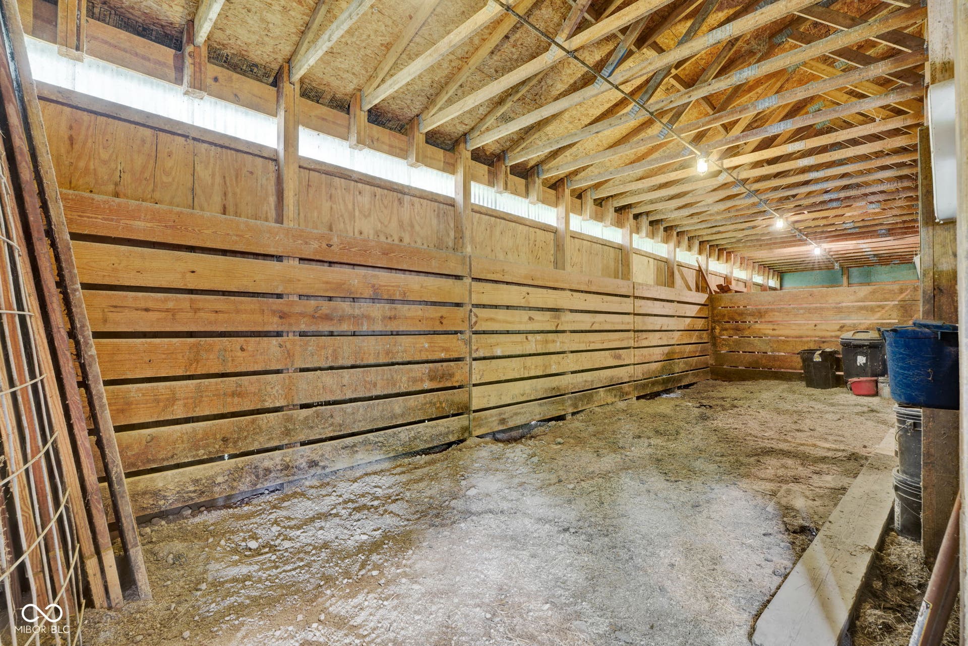 Partition boards on-site to return to regular size stalls